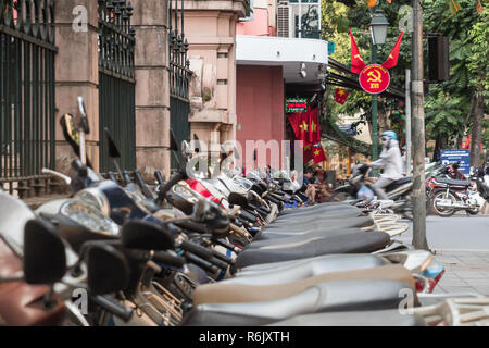 Roller, Verkehr und der kommunistischen Propaganda Symbol in Hanoi, Vietnam Stockfoto