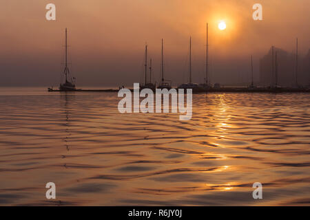 Sonnenaufgang im Stadthafen von Rostock. Stockfoto