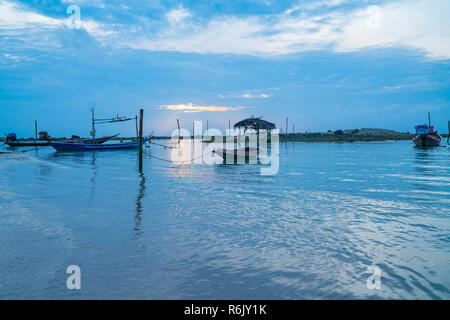 Splash von Gold auf Bucht als Sonne bricht durch die Wolken auf Ko Samui in Thailand. Stockfoto