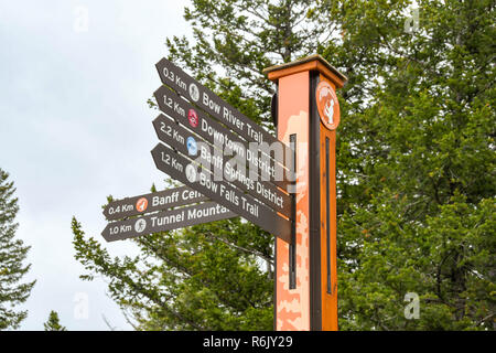 BANFF, Alberta, Kanada - Mai 2018: Touristische Informationen anmelden, den Weg zu Sehenswürdigkeiten in Banff. Stockfoto