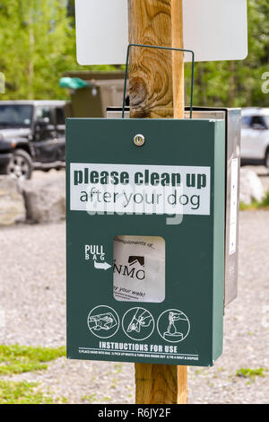 CANMORE, Alberta, Kanada - Mai 2018: in einem öffentlichen Parkhaus in Canmore, Alberta, bitten die Hundebesitzer, die Verwirrung von ihrem Hund zu reinigen. Stockfoto