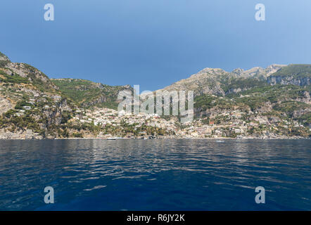 Positano aus dem Meer Amalfi Küste in der Region Kampanien, Italien gesehen Stockfoto