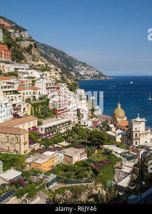 Bunte Positano, das Juwel der Amalfi Küste, mit seinen bunten Häusern und Gebäuden auf einem großen Hügel mit Blick auf das Meer. Italien Stockfoto