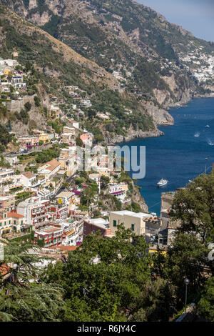 Kleine Stadt Positano und Amalfi Küste mit seinen vielen wunderbaren Farben und Reihenhäuser, Kampanien, Italien. Stockfoto