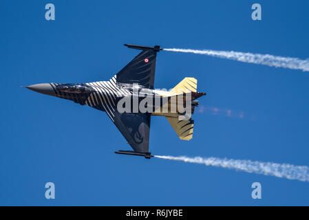 Solo Turk, Turkish Air Force General Dynamics F-16 Kampfjet Falcon bei Royal International Air Tattoo, RIAT, RAF Fairford Airshow. Blauer Himmel Stockfoto