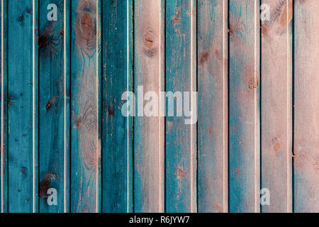 Blau lackierten Holz- Oberfläche, Textur, verschiedenen Blautönen. Rustikal Naturholz vertikalen Brettern mit Risse, Kratzer für Hintergrund mit Platz für Text Stockfoto