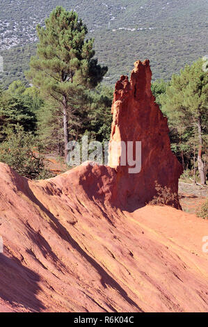 Rote Landschaft gegraben, die von sechs Generationen von Bergleuten ocker Colorado Provencal Stockfoto