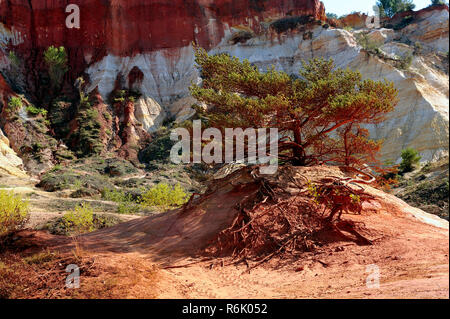 Rote Landschaft gegraben, die von sechs Generationen von Bergleuten ocker Colorado Provencal Stockfoto