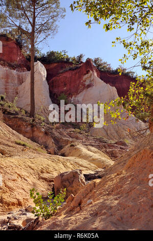 Rote Landschaft gegraben, die von sechs Generationen von Bergleuten ocker Colorado Provencal Stockfoto