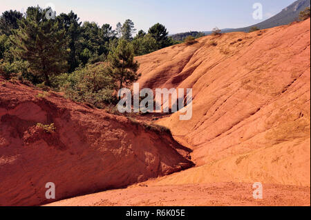 Rote Landschaft gegraben, die von sechs Generationen von Bergleuten ocker Colorado Provencal Stockfoto