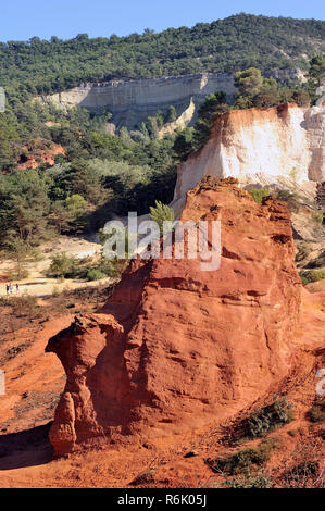 Rote Landschaft gegraben, die von sechs Generationen von Bergleuten ocker Colorado Provencal Stockfoto