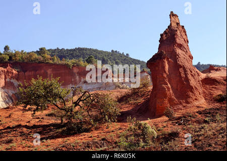 Rote Landschaft gegraben, die von sechs Generationen von Bergleuten ocker Colorado Provencal Stockfoto