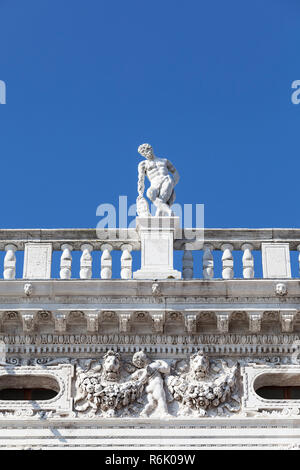 Nationale Bibliothek von St Mark's (Biblioteca Marciana), Statue an der Spitze, Venedig, Italien