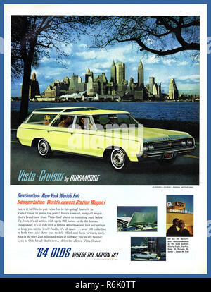 VISTA CRUISER OLDSMOBILE Vintage American Automobile Presse Werbung 60er zeitgleich mit New York Weltmesse. New York City Manhattan im Hintergrund die Oldsmobile Vista Cruiser 1964 '64 ein Kombi hergestellt und von Oldsmobile vermarktet über drei Generationen von 1964 bis 1977 Jahren. Stockfoto