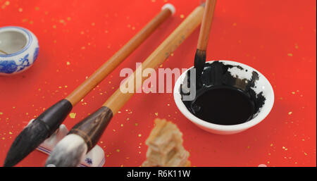 Chinesische Kalligraphie schreiben Werkzeug auf rotem Papier Stockfoto