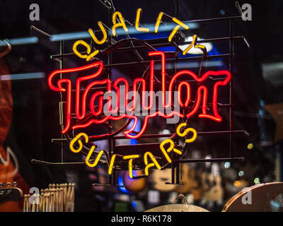 Taylor Quality Guitars Neon-Zeichen im Fenster eines Gitarrenladens in der Denmark Street im Zentrum Londons Stockfoto