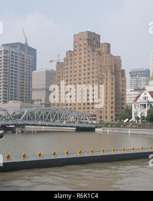 Misty Ansicht der Waibaidu Brücke in Shanghai. Stockfoto