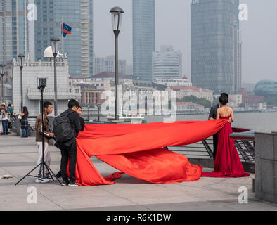 Paar Hochzeit Fotographien am Bund in Shanghai. Stockfoto