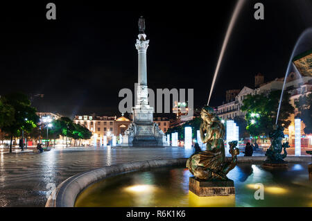 Blick auf den Rossio Square (Praca D. Pedro V) in der Stadt Lissabon bei Nacht. Konzept für Reisen in Portugal und besuchen Sie Lissabon Stockfoto