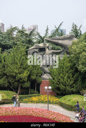 Held Arbeitnehmer Statue im sozialistischen Stil Huangpu Park Stockfoto