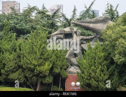 Held Arbeitnehmer Statue im sozialistischen Stil Huangpu Park Stockfoto