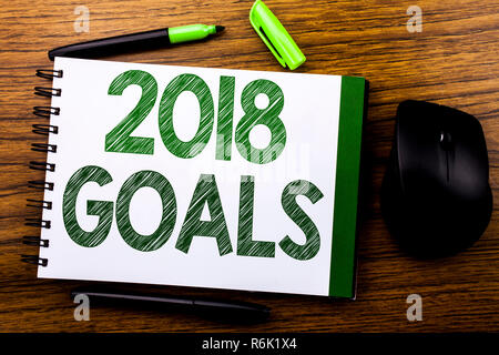 Handschrift Ansagetext angezeigt 2018 Ziele. Business Konzept für neue Yer Entschließungen auf Notebook buch Hinweis Papier auf dem hölzernen Hintergrund geschrieben. Grüne Wort Buchstaben. Neben der Maus. Stockfoto