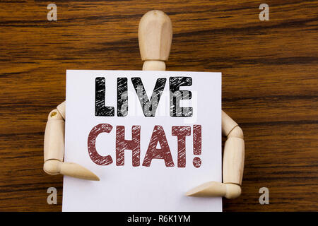Konzeptionelle Hand schreiben Bildunterschrift inspiration, Live Chat. Business Konzept für Kommunikation Livechat auf haftnotiz Papier auf dem hölzernen Hintergrund geschrieben. Holding durch die Skulptur. Stockfoto
