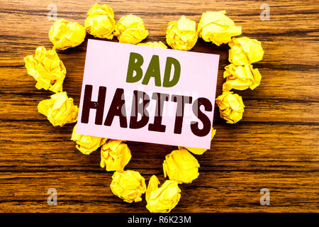 Word, schlechte Gewohnheiten zu schreiben. Business Konzept für Verbesserung Pause gewöhnlichen Hebit auf haftnotiz Papier auf dem hölzernen Hintergrund geschrieben. Stockfoto