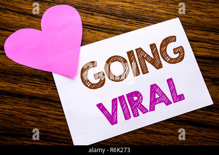 Konzeptionelle Hand schreiben Text angezeigt, Virale. Konzept für Soziale virale Geschäft auf haftnotiz Papier, Holz Holz Hintergrund. Mit rosa Herz bedeutet Liebe Anbetung. Stockfoto