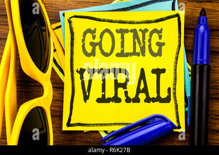 Hand schreiben Bildunterschrift Inspiration zeigen, Virale. Business Konzept für Soziale virale Geschäft auf haftnotiz Papier, Holz- Hintergrund mit Ferienhäuser Sonnenbrille und bold Marker Stockfoto