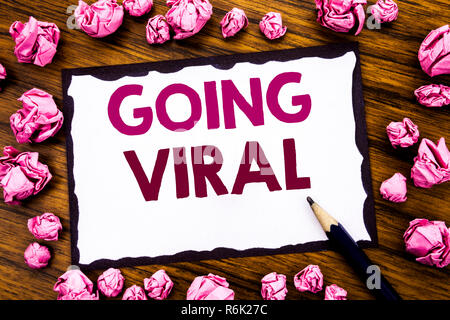 Hand schreiben Bildunterschrift Inspiration zeigen, Virale. Business Konzept für Soziale virale Geschäft auf haftnotiz Papier, Holz- Hintergrund mit gefalteten rosa Papier Sinne denken Stockfoto