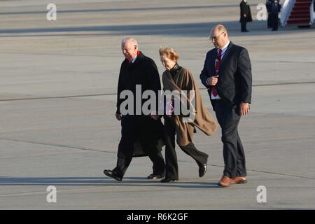 Der frühere Außenminister James Baker, Links, und seine Frau Susan Garrett, Zentrum, zu Fuß über die Linie nach der Ankunft an Bord der Air Force One Begleitung der Sarg des ehemaligen Präsidenten George H.W. Bush Dezember 3, 2018 in Andrews, Maryland. Bush, der 41. Präsident, starb in seinem Haus in Houston Alter 94. Stockfoto