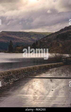 Blick über die talybont Behälter in die Brecon Beacons im Herbst, Powys, Wales, Großbritannien Stockfoto