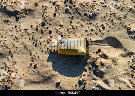 Verschmutzung am Strand. Kunststoff auseinanderbrechen. Stockfoto