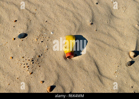 Verschmutzung am Strand. Kunststoff auseinanderbrechen. Stockfoto