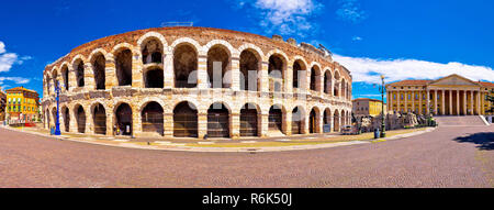 Römischen Amphitheater Arena di Verona und der Piazza Bra square Panoramaaussicht Stockfoto