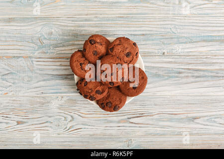 Süße behandeln. Cookies auf dem Teller auf dem Tisch Top View close-up Stockfoto
