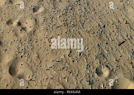 Verschmutzung am Strand. Kunststoff auseinanderbrechen. Stockfoto