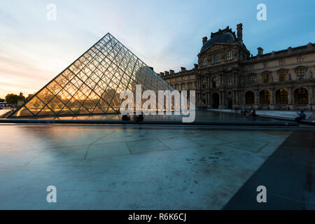 Paris, Frankreich - 7. Mai 2016: Das Louvre Museum ist eines der größten Museen der Welt und ein historisches Denkmal. Ein zentrales Wahrzeichen von Paris. Stockfoto