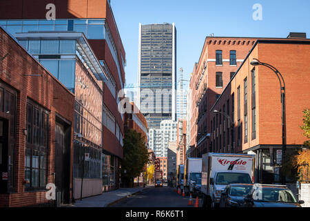 MONTREAL, KANADA - 4. NOVEMBER 2018: Business Wolkenkratzer im Stadtzentrum von Montreal, von einer nahe gelegenen Straße der Stadt Quebec, einem Symbol o gesehen Stockfoto