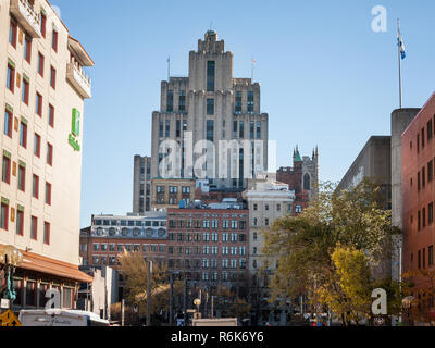 MONTREAL, KANADA - 4. NOVEMBER 2018: aldred Building (aka LA PREVOYANCE Gebäude) von unten in der Altstadt von Montreal, Quebec gesehen. Es ist eines der wichtigsten Stockfoto