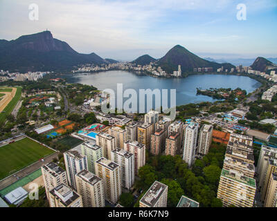 Blick auf die Lagune und den Stadtteil Ipanema und Leblon, Rio de Janeiro, Südamerika. Stockfoto