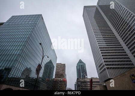 MONTREAL, KANADA - 3. NOVEMBER 2018: Business Wolkenkratzer im Stadtzentrum von Montreal, Quebec, an einem regnerischen Tag, im Center Business District, a Stockfoto