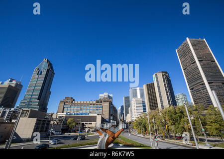 MONTREAl, Kanada - 4. NOVEMBER 2018: Skyline von Montreal, mit dem kultigen business Wolkenkratzer des CBD vom Place Bonaventure Square Montre genommen Stockfoto