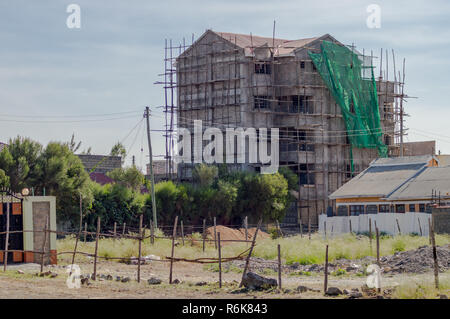 Haus im Bau mit einem hölzernen Gerüst in der Stadt Nairobi Kenia Stockfoto