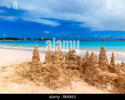 Sandburg an tropischen weißen Strand Stockfoto