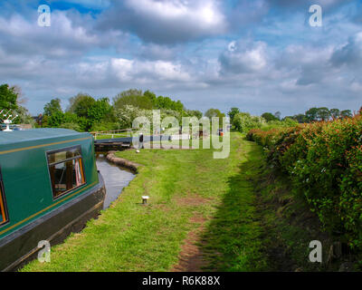 Warten 15-04 für die Verriegelung auf dem Shropshire Union Canal in der Nähe von audlem in Cheshire, England. Stockfoto