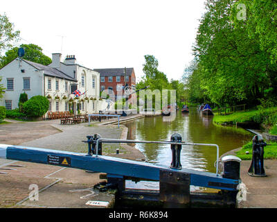 Top Tor eine Schleuse auf dem Shropshire Union Canal neben einem Pub im Audlem in Cheshire, England. Stockfoto