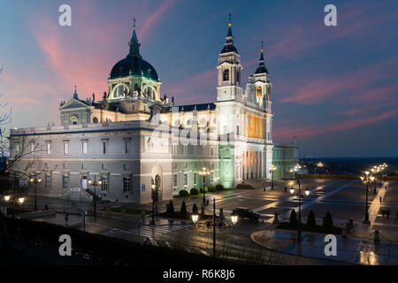 Madrid. Bild von Madrid Skyline mit Santa María la Real De La Almudena-Kathedrale und dem Königspalast während des Sonnenuntergangs. Stockfoto