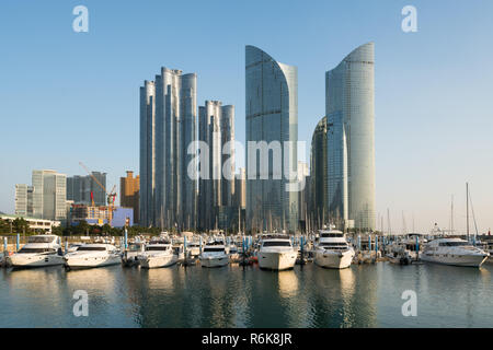 Busan City Skyline Blick in Haeundae, gwangalli Strand mit yacht Pier in Busan, Südkorea. Stockfoto